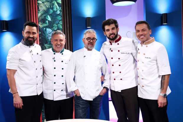 Imagine Stire Moment istoric la „Chefi la cuțite”. Mauro Uliassi, unul dintre cei mai mari chefi din lume, ajunge în platoul emisiunii | 2review.ro