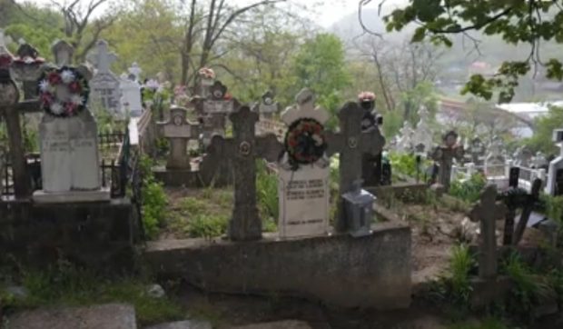 Cimitirul vechi din Lopătari, amenințat de alunecări de teren: Primarul cere urgent 1,5 milioane de lei pentru consolidare