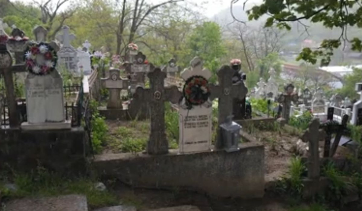 fără 1.5000.000 de lei mormintele alunecă spre casele oamenilor