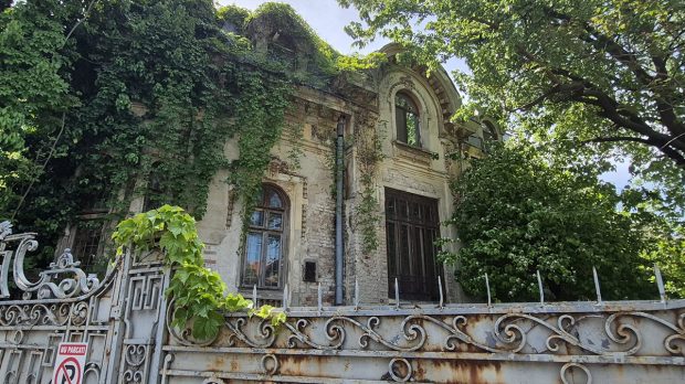 Clădirea-gazdă pentru peste 650 de firme: afaceriști străini, contracte publice și societăți controversate au sediul pe hârtie într-o ruină din București 