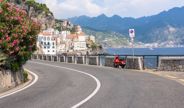 Restricții pentru traficul auto pe Coasta Amalfi în 2026: sistemul „par-impar” rămâne în vigoare