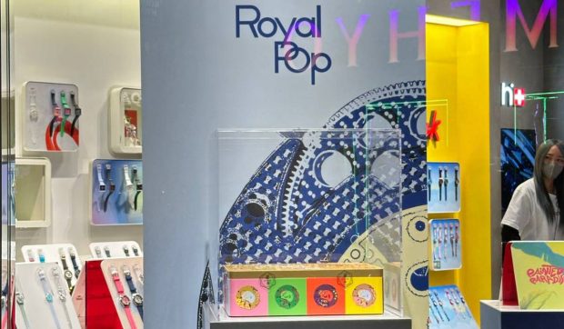 Cum arată Royal Pop, ceasul „ieftin de lux” lansat de Swatch și inspirat de Audemars Piguet Royal Oak, pentru care se va sta la cozi uriașe în toată lumea