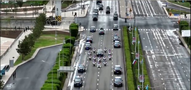 Vladimir Putin, puternic păzit într-o țară „prietenoasă”. Liderul rus, escortat cu un vehicul blindat cu mitralieră și sisteme de război electronic