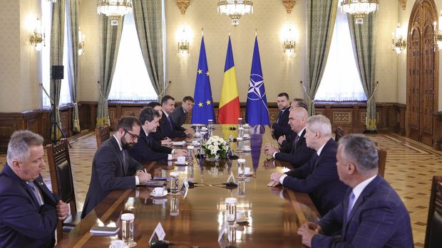 Cărbunele încins al puterii. Cum partidele fug de guvernare și aruncă țara între orgolii. Criza politică prelungită și prețul pe care îl plătește un stat lăsat fără pilot
