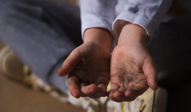Copii forțați să cerșească și să doarmă sub cerul liber în Brașov, salvați de DGASPC. Părinții stăpâneau străzile prin teroare