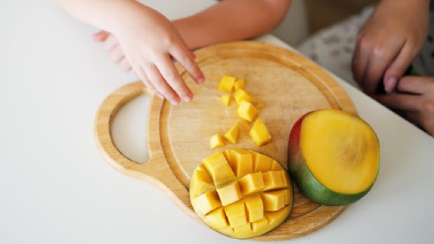 Elevii din comunele defavorizate din Constanța vor primi mango în cadrul programului „Fructele, izvor de sănătate”