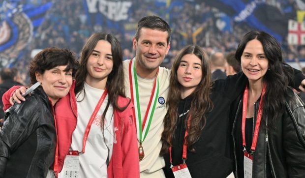 Imagine Stire Cristi Chivu, imagine emoționantă după câștigarea Cupei Italiei. Și-a îmbrățișat soția și fiicele chiar pe teren | 2review.ro