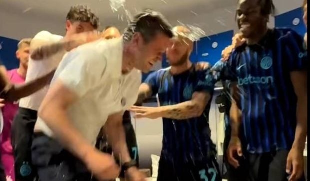 Cristi Chivu, dezlănțuit în vestiar după ce Inter a câștigat titlul în Italia. Jucătorii au petrecut pe „Made in Romania”