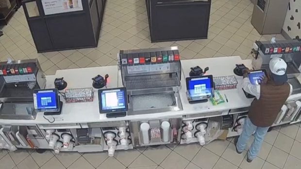 Cum a furat un angajat al unui fast-food 80.000 de dolari printr-o schemă cu macaroane cu brânză