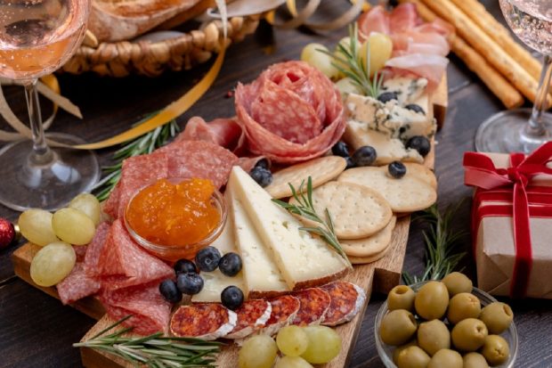 Cum să pregătești rapid un platou de brunch sofisticat folosind ingrediente gata preparate