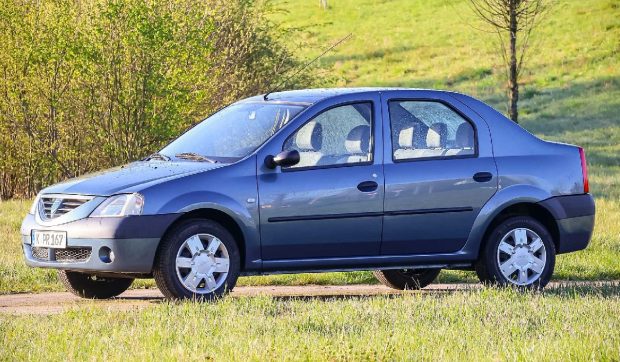 Dacia Logan, testată după 20 de ani. Cum se comportă azi un model din 2006: „Aproape dintr-o altă epocă”