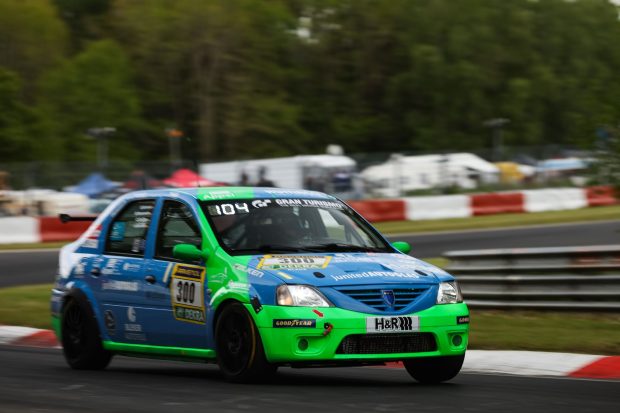 O Dacia Logan își face simțită prezența la 24 de ore de la Nurburgring, alături de supermașini și Max Verstappen