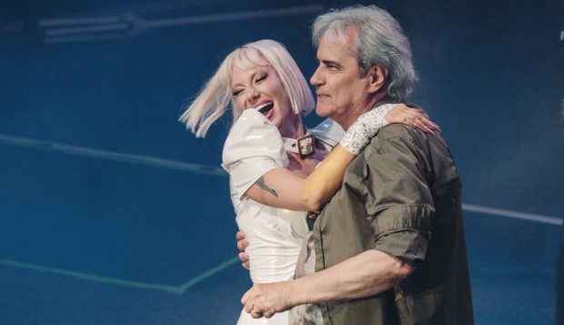 Imagine Stire Cine e artista care a cântat în deschiderea concertului Iris de la Arenele Romane din București | 2review.ro