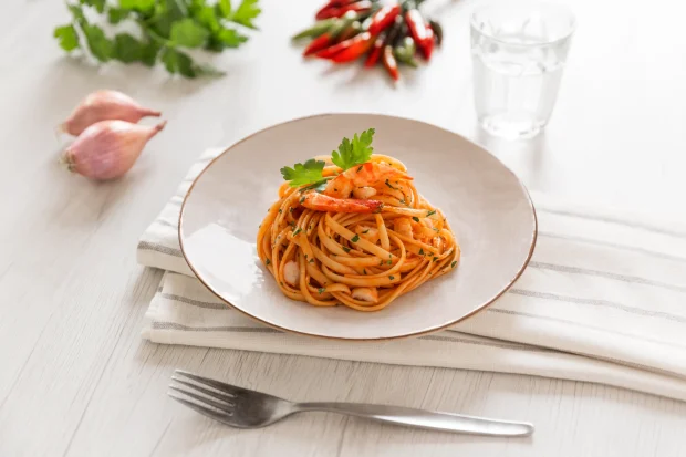 Rețeta perfectă pentru linguine cu fructe de mare, o explozie de arome marine
