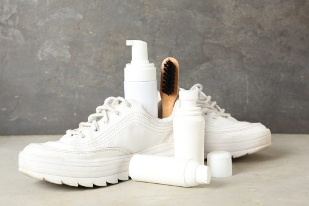 Cauzele îngălbenirii talpilor albe la adidași și cum pot fi prevenite