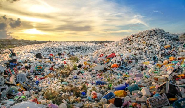 Țara europeană care a trimis peste 810.000 de tone de deșeuri de plastic în străinătate într-un singur an: „Oamenii nici nu mai pot intra în mare”