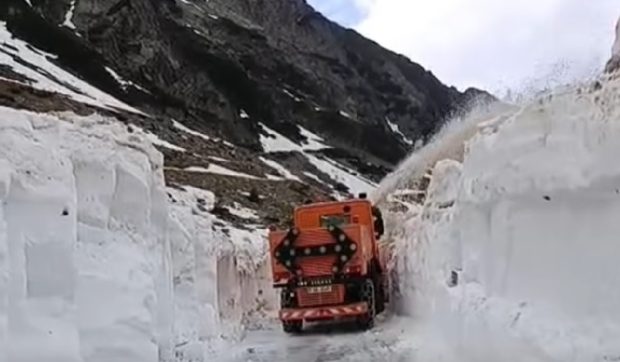 Strat de zăpadă de peste trei metri pe Transfăgărășan; deszăpezirea continuă cu dificultăți