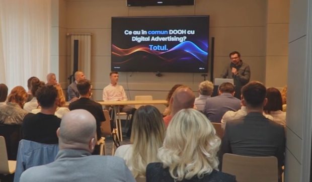 Publicitatea digitală din România devine inteligentă: Reclamele de pe stradă se adaptează în timp real la trafic și vreme