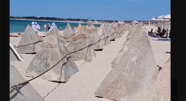 Ocupanții ruși instalează dinți de dragon pe plaje din Crimeea și îi supără pe turiști: „Întâmplări istorice au loc în viața noastră”