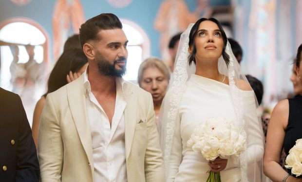 Imagine Stire Ce rochie de mireasă a purtat soția lui Dorian Popa pentru cununia religioasă. Imagini emoționante cu cei doi în biserică | 2review.ro