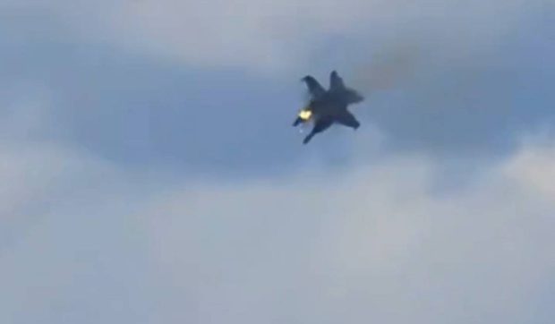 Momentul în care două avioane de luptă, de 67 de milioane de dolari fiecare, se ciocnesc în aer la un show aviatic din SUA | VIDEO