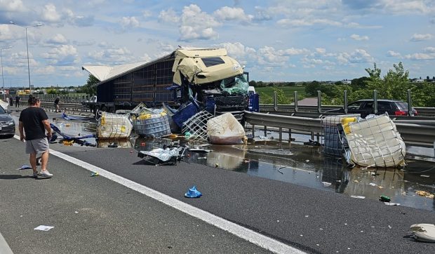 Coliziune între două TIR-uri pe Autostrada A1 aproape de Arad blochează traficul și provoacă devierea circulației