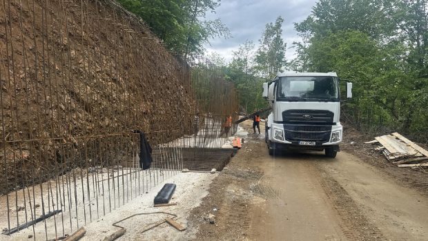 „Drumul Regelui”, șoseaua de 42 de milioane de euro din Munţii Zarandului, între Arad şi Hunedoara:  lucrările avansează „într-un ritm accelerat”