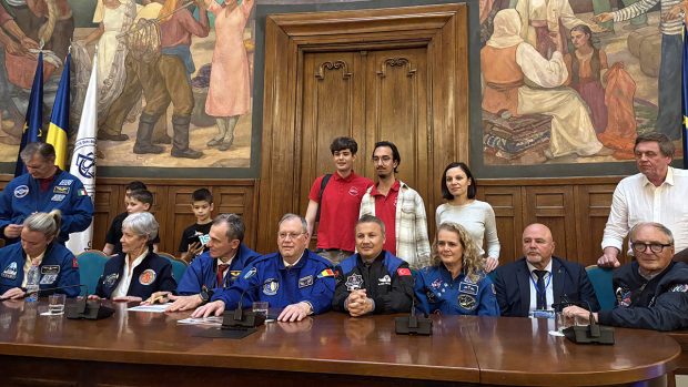 „De acu’, stau cu ochii în tavan și mă belesc toată viața”. Reportaj de la ceremonia „45 de ani de la zborul lui Dumitru Prunariu în spațiul cosmic”