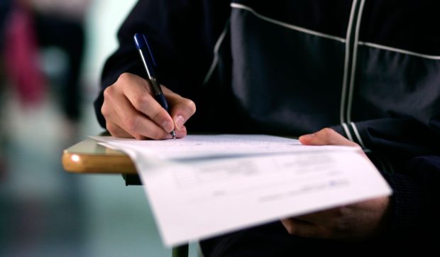 Subiecte Evaluarea Națională 2026, clasa a IV-a, proba la Matematică și Științe ale naturii: „Iulia a cumpărat o insignă pentru care a plătit 9 lei și 98 de bani. Cât reprezintă suma doar în bani?”