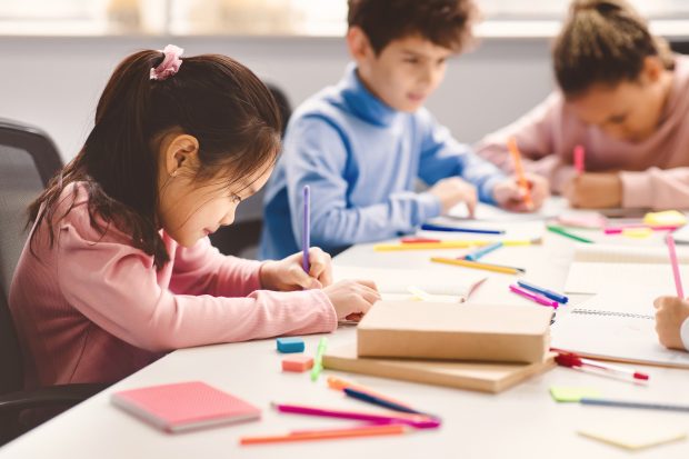 Statul va oferi gratuit manuale auxiliare, materiale educative și jocuri pentru toți elevii începând cu anul școlar 2027-2028
