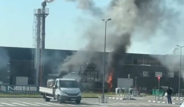 Incendiu și explozie la un depozit din Prahova: un bărbat rănit, pompierii luptă să evite o nouă deflagrație