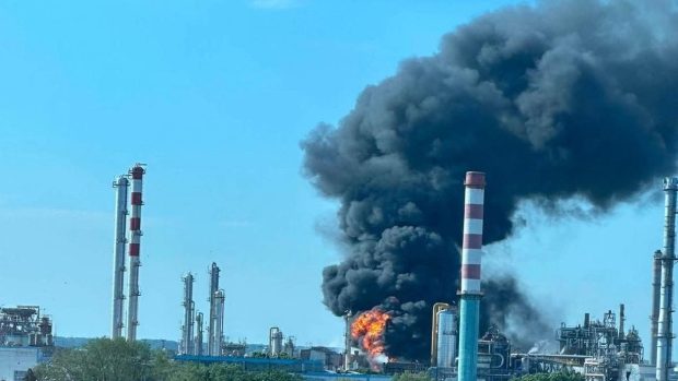 Tragedie la rafinăria MOL din Tiszaújváros: o persoană decedată și mai mulți răniți grav după o explozie și un incendiu