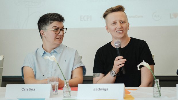 Lupta Cristinei și a Jadwigăi, un cuplu de același sex căsătorit în Spania, care cer României recunoaștere legală