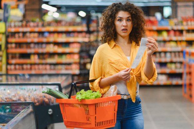 O tânără din generația Z a găsit un bon de la supermarket din anul 2006 și a ajuns virală pe internet: „Ne jefuiesc acum”