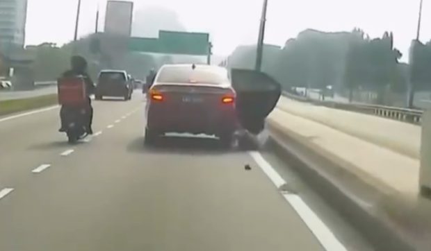 Momentul în care o femeie sare dintr-un taxi, pe autostradă: „Era ceva în privirea șoferului care m-a speriat” | VIDEO