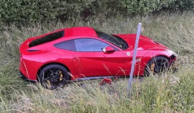 Ferrari 812 Superfast abandonat în tufișuri, pe marginea unei autostrăzi din Elveția. Reacția șoferului când l-au găsit polițiștii