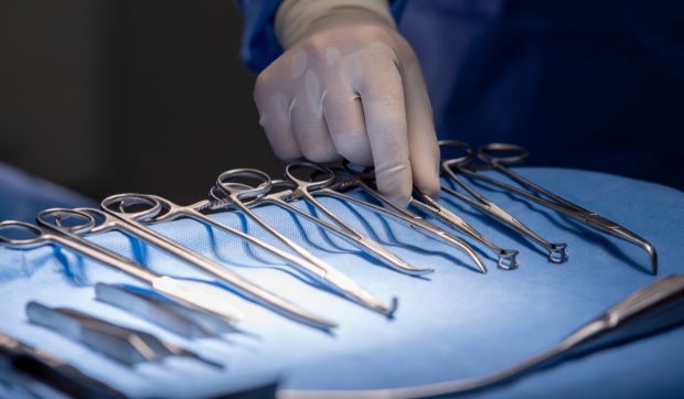 O femeie a trăit șapte luni cu o foarfecă de 15 centimetri uitată în abdomen după o operație în Italia