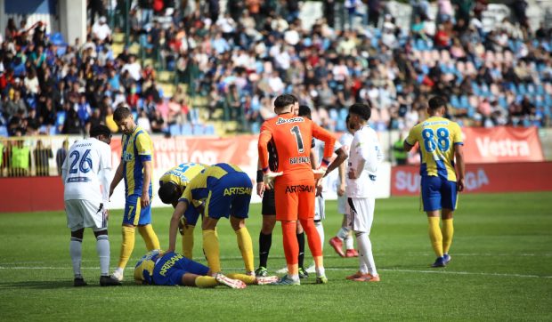 Un fotbalist de la Petrolul Ploiești a leșinat în autocar, în Flâmânzi, în drum spre casă de la Botoșani