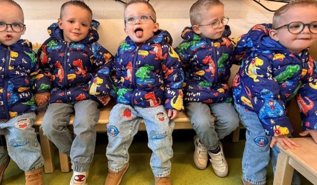 Gemeni identici și tripleți în aceeași clasă de grădiniță din Belgia: o experiență cu totul specială