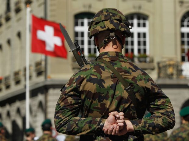 Un expert militar a fost dat afară din armată după 25 de ani pentru că „vorbea încet” și ținea cursuri prea „monotone”