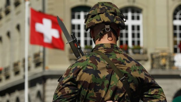 Expert militar elvețian concediat după 25 de ani, câștigă în instanță despăgubiri semnificative