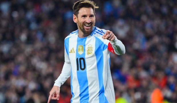 În Argentina a fost instalată o statuie monumentală a lui Messi, însă reacțiile sunt controversate