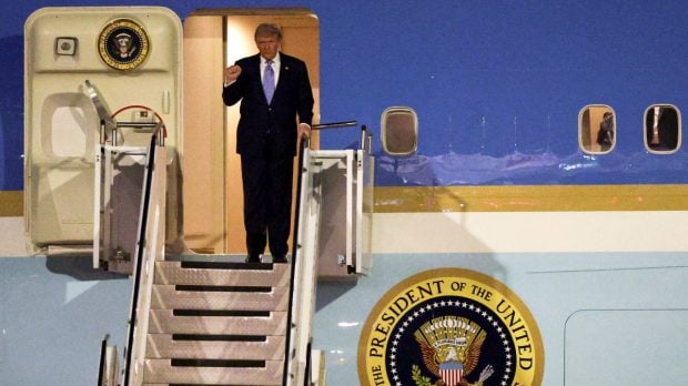 Donald Trump a ajuns în China pentru întâlnirea cu Xi Jinping: imagini de la primirea liderului american