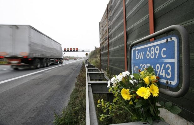 Doi șoferi au murit în același camion, zdrobit de un pod de pe autostradă, în Germania
