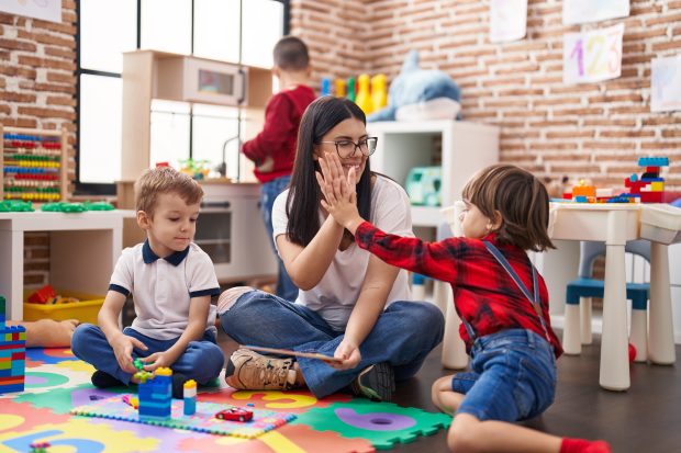 Guvernul aprobă peste 850 de posturi pentru creșele noi: Crește accesul la educația antepreșcolară și se mențin salariile