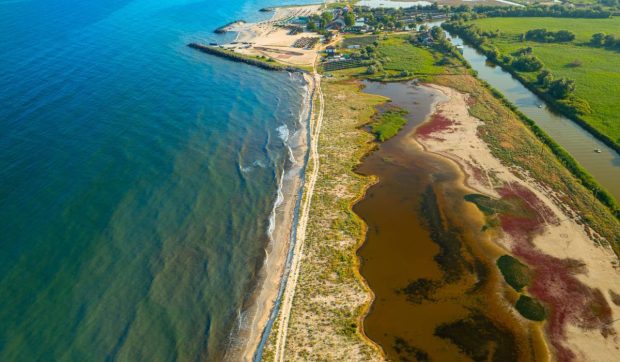Controverse la Gura Portiței: Un gard privat blochează accesul public la plajă, reacția Ministerului Mediului