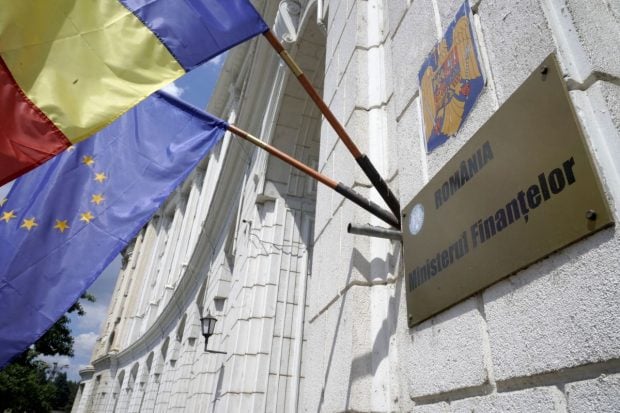 Angajații din Finanțe protestează două luni în fața sediilor Vămii, Antifraudei și Marilor Contribuabili. Ce salarii cer