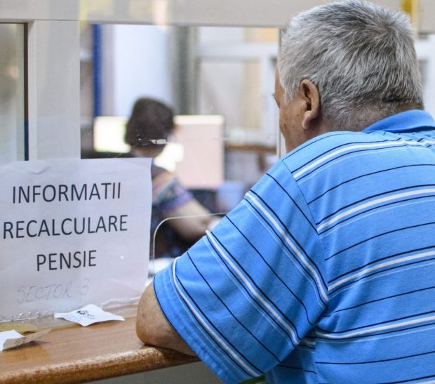 Pensionar câștigă în instanță recalcularea pensiei și primește restanțe de la Casa de Pensii