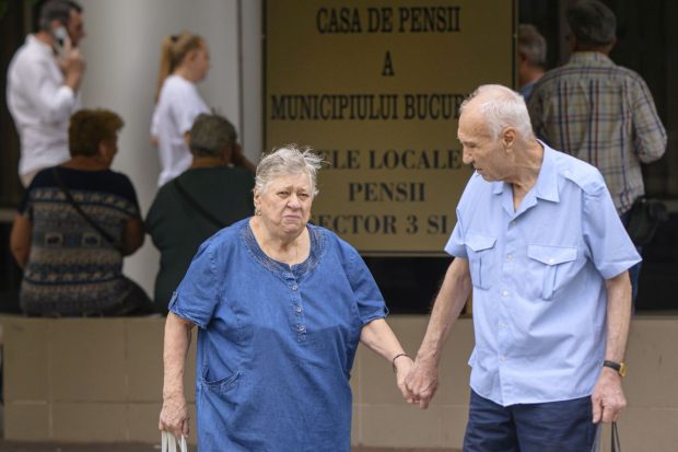 Când intră pensiile în iunie: milioane de români vor primi banii mai târziu din cauza minivacanței de Rusalii și Ziua Copilului