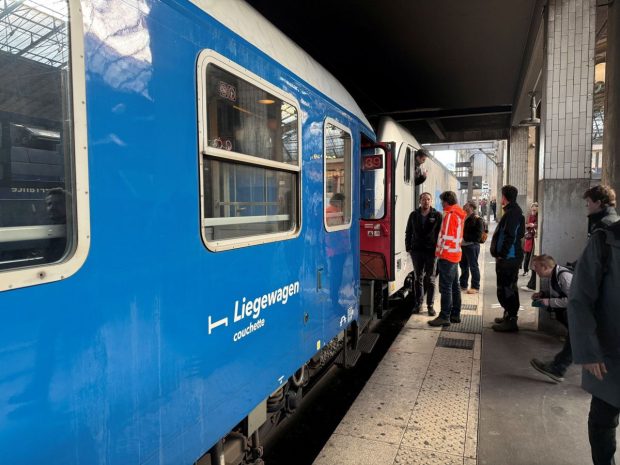 Amendă aplicată unei călătoare după ce a deschis o ușă de urgență într-un tren blocat fără aer condiționat